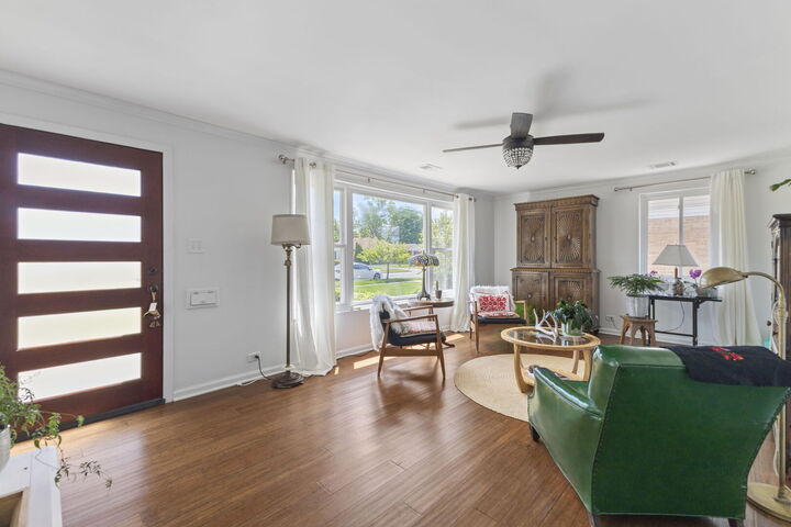 Property Photo:  1076 S 3rd Avenue  IL 60016 