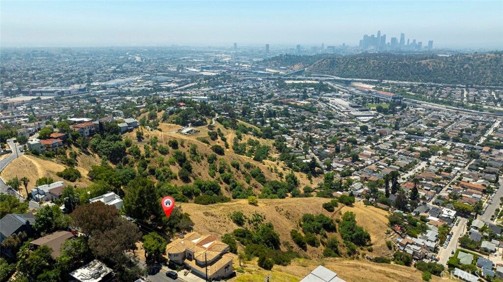 Property Photo:  858 Avenue 37  CA 90065 