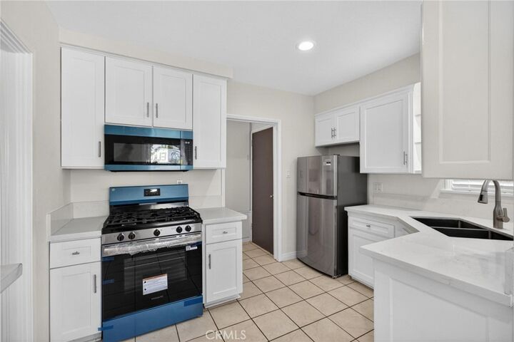 Property Photo:  610 E Fairview Boulevard  CA 90302 