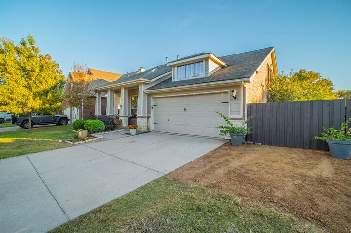 Property Photo:  1620 Creekside Drive  TX 76210 