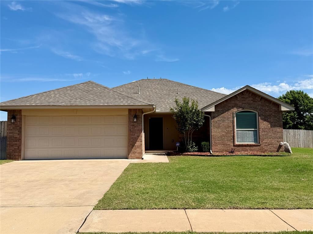Property Photo: 902 Brookhollow Drive OK 73018