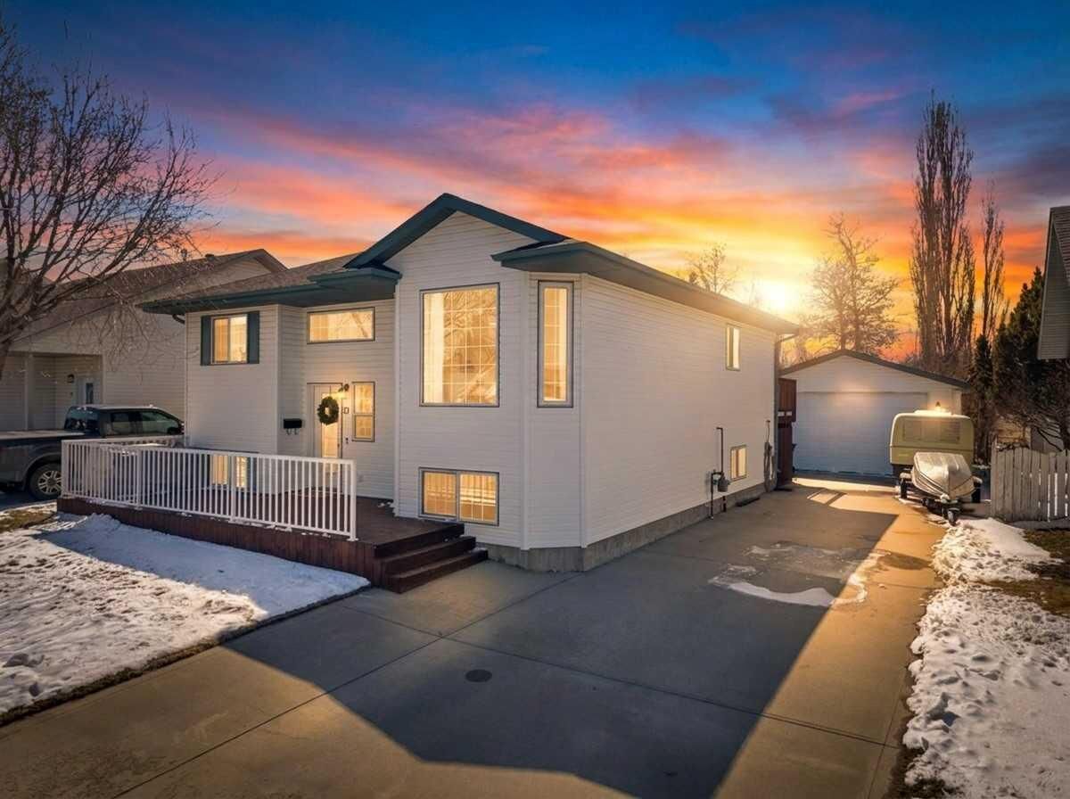 Property Photo:  21 Silver Drive  AB T0M 0J0 