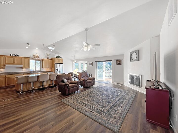 Property Photo:  318 Del Norte Ln  OR 97415 