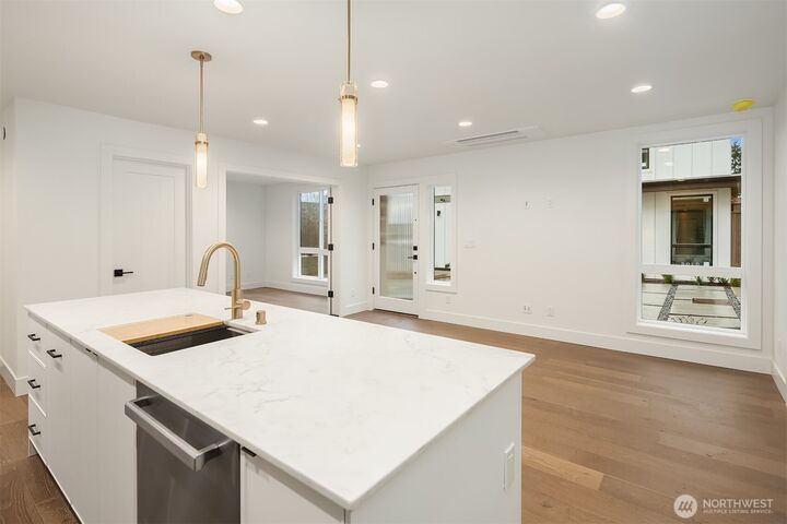 Property Photo:  4411  2nd Avenue NE  WA 98105 