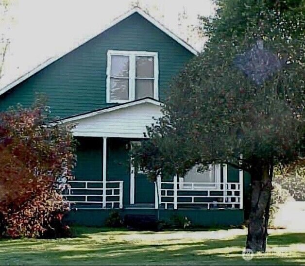 Property Photo:  108  10th Street  WA 98295 