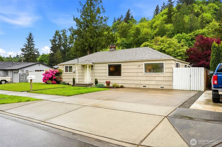 Property Photo: 3608 SE 5th Place WA 98058