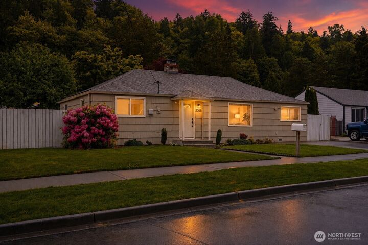 Property Photo: 3608 SE 5th Place WA 98058