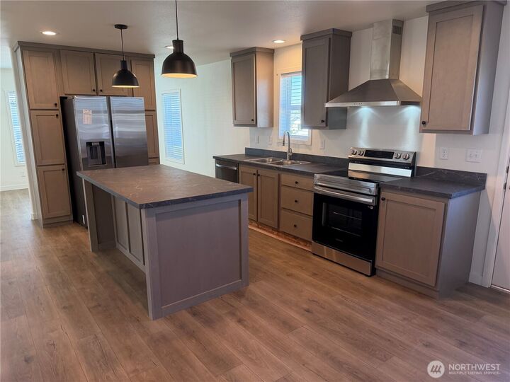 Property Photo:  402  Maple Avenue 78  WA 98944 