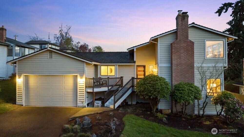 Property Photo:  902  7th Avenue S  WA 98020 