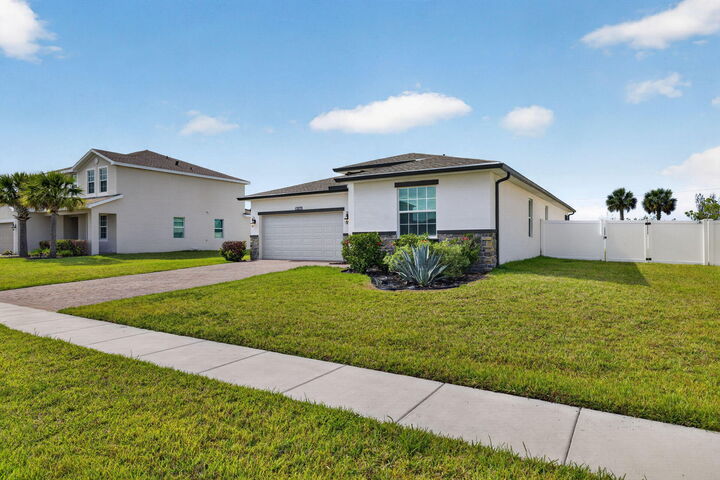 Property Photo: 13275 NW Copper Creek Drive FL 34987