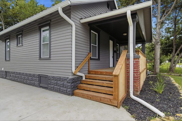 Property Photo:  1113 SW Hampton St  KS 66604 