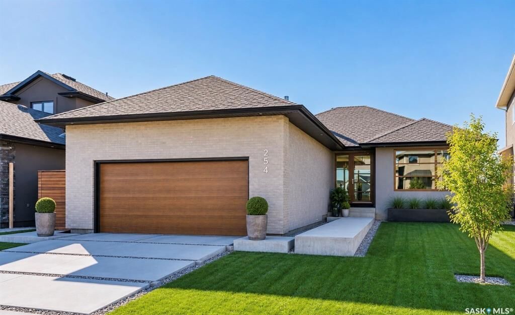 Property Photo: 254 Whalley Crescent SK S7T 0P1