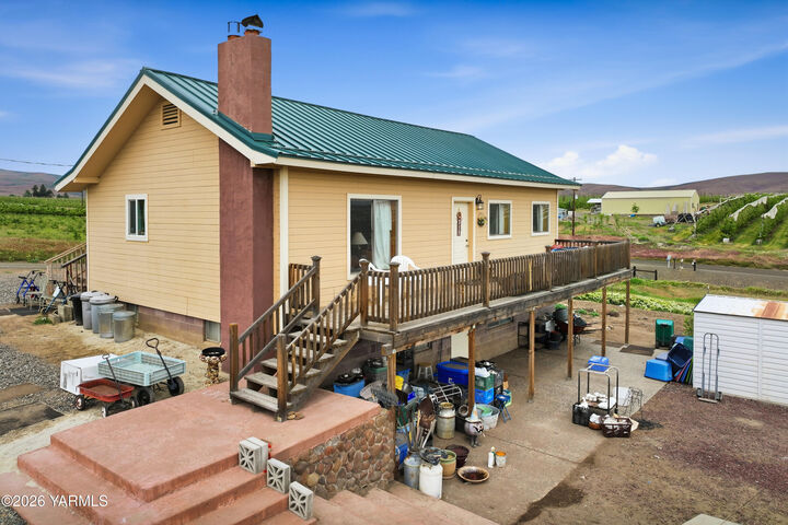 Property Photo:  430 Schlect Rd  WA 98908 