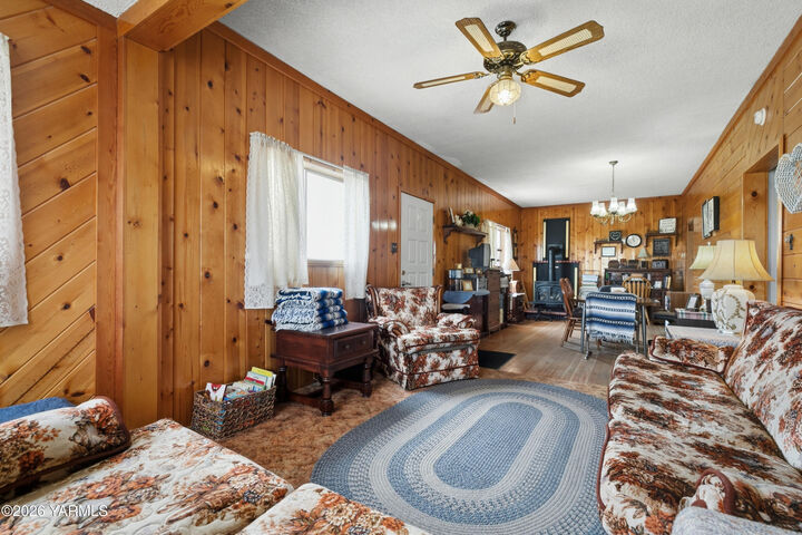 Property Photo:  430 Schlect Rd  WA 98908 