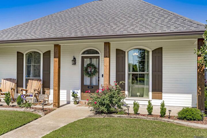 Property Photo: 6131 Windwood Dr LA 70791