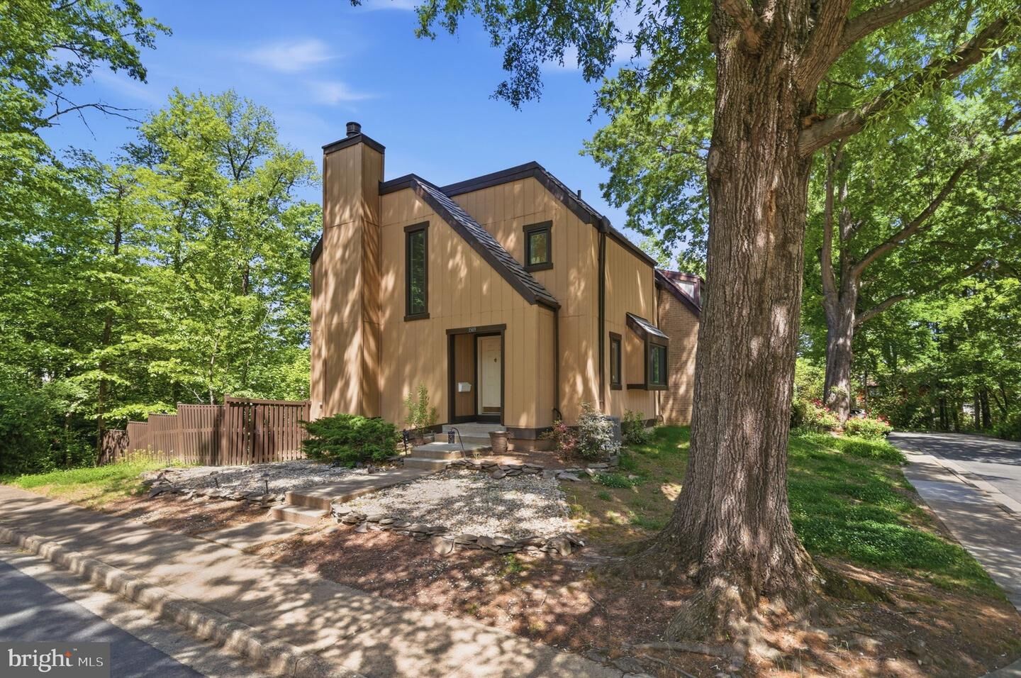 Property Photo: 1509 Farsta Court VA 20190