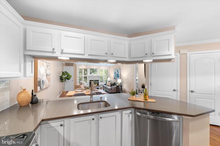 Property Photo: 6924 Fairfax Drive 226 VA 22213