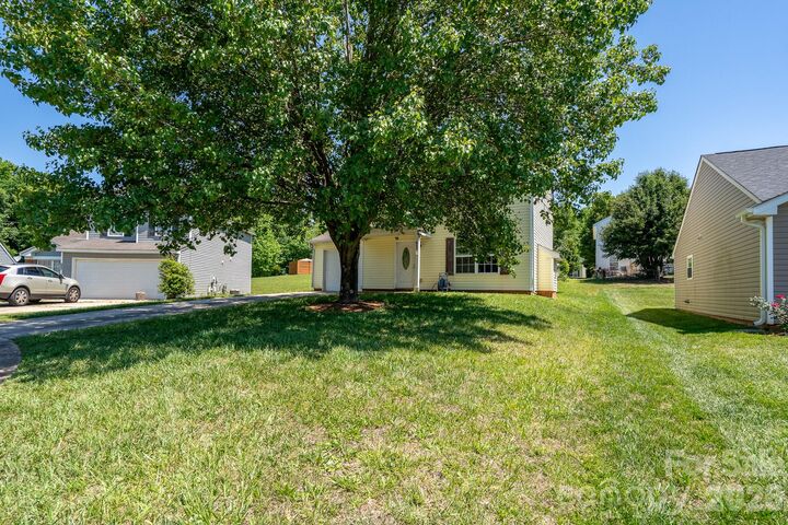 Property Photo: 511 Lightspun Lane NC 28216