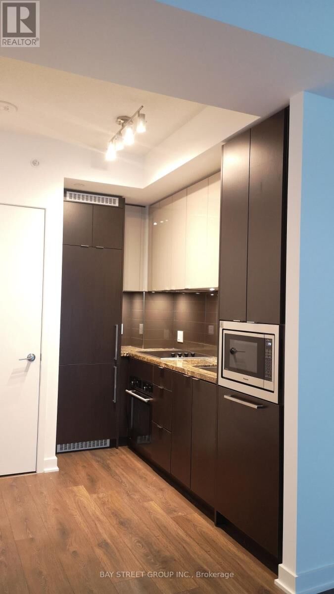 Property Photo: 125 Blue Jays Way 1807 ON M5V 0N5