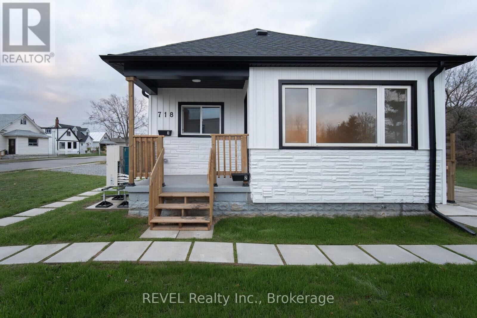 Property Photo:  718 Ontario Road Upper  ON L3B 5C9 
