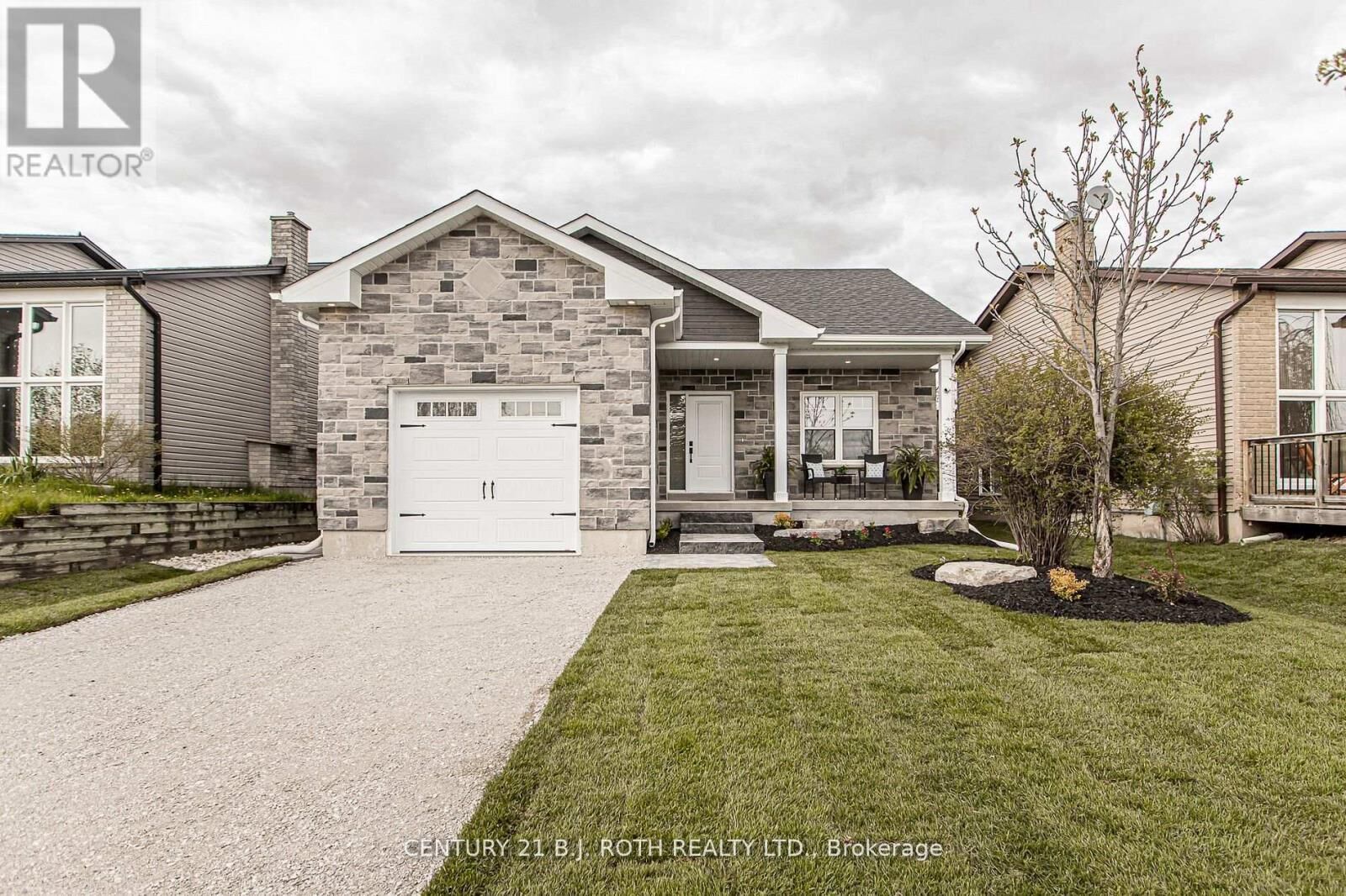 Property Photo:  56 Hickling Trail Upper Unit  ON L4M 5S7 