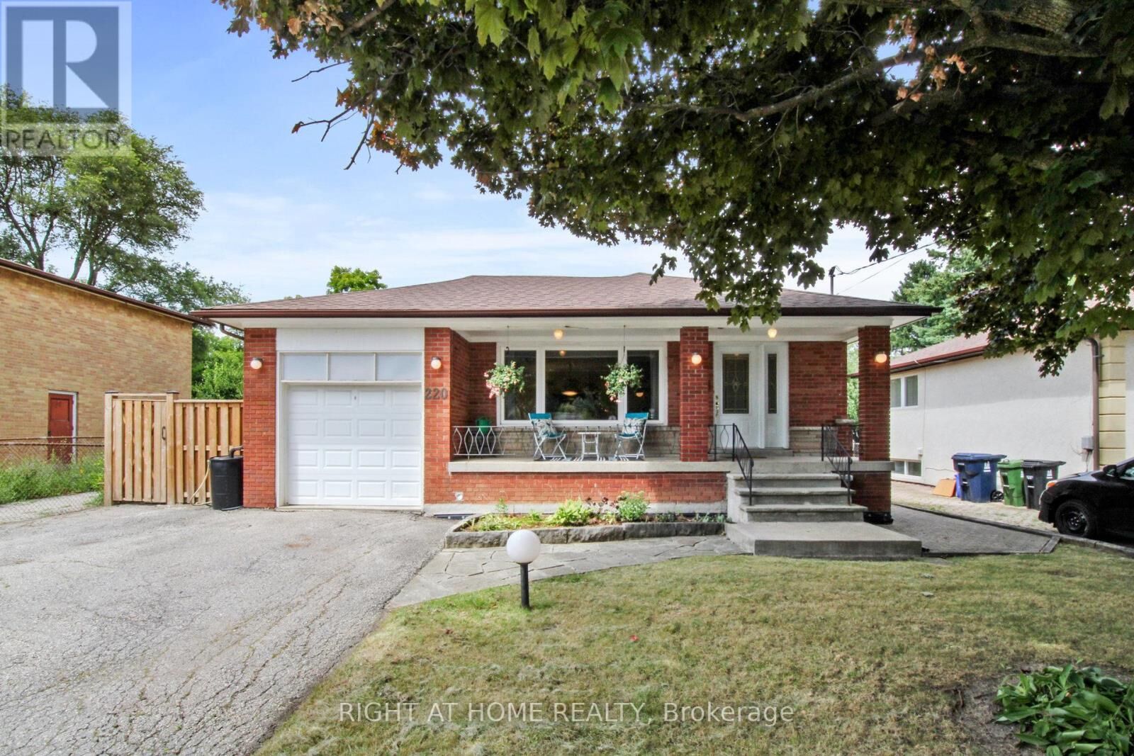 Property Photo: 220 Homewood Avenue ON M2M 1K6