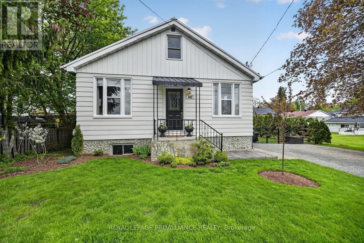 Property Photo:  562 Prince Street West  ON K0E 1T0 