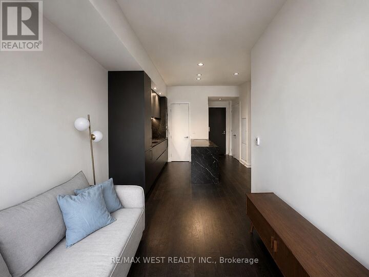 Property Photo:  11 Yorkville Avenue 1809  ON M4W 1L2 