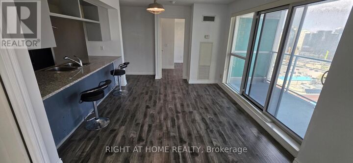 Property Photo:  70 Town Centre Court 1704  ON M1P 4Y7 