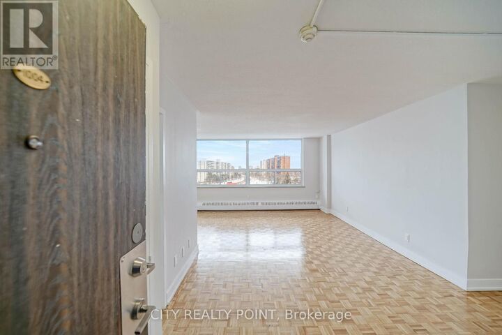 Property Photo:  6200 Bathurst Street 1504  ON M2R 2A3 