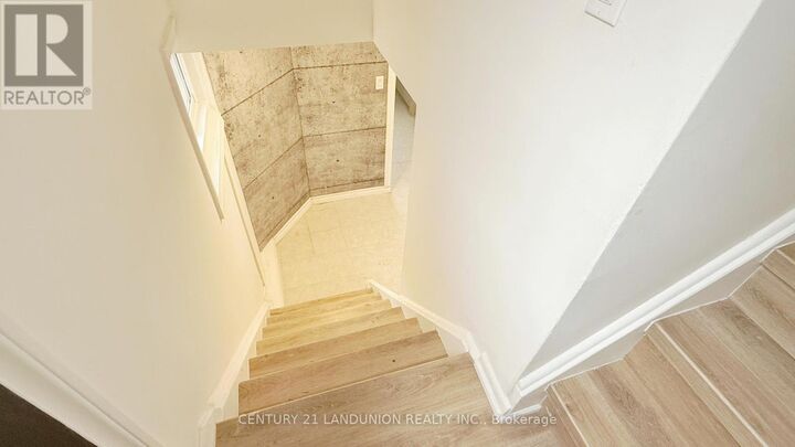 Property Photo: 422 Lynett Crescent ON L4C 2V7