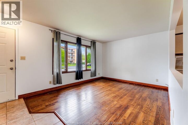 Property Photo:  11 Elizabeth Crescent  ON N8H 4P7 