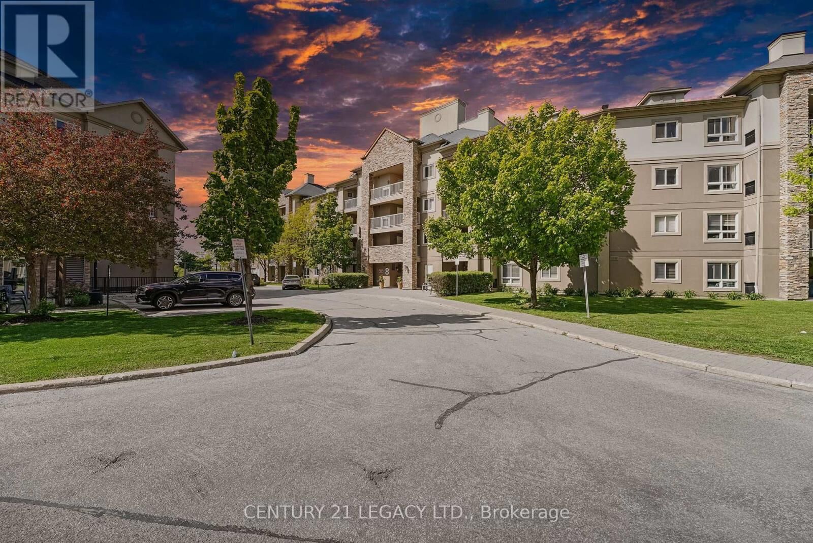 Property Photo: 8 Dayspring Circle 1307 ON L6P 2Z7