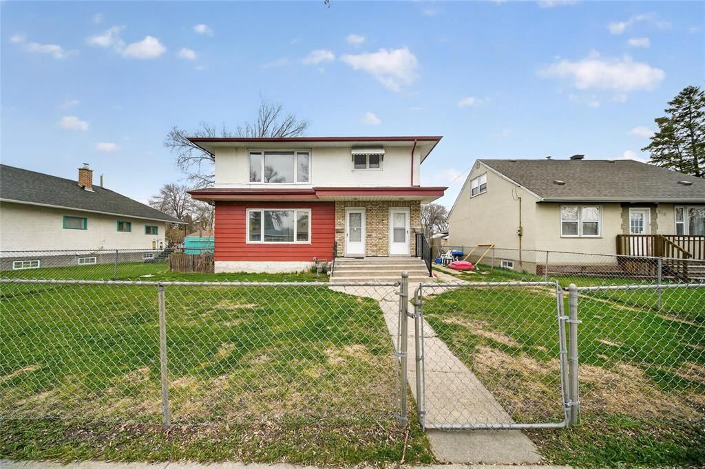Property Photo:  715 Talbot Avenue  MB R2L 0S2 