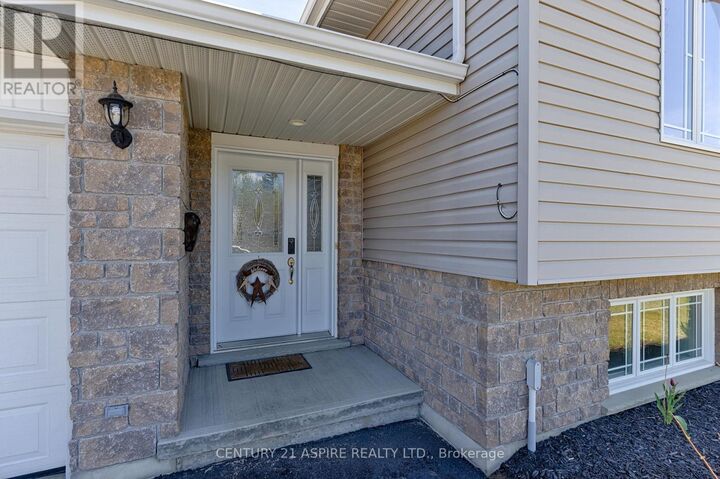 Property Photo: 42 Oak Avenue ON K8H 0B5