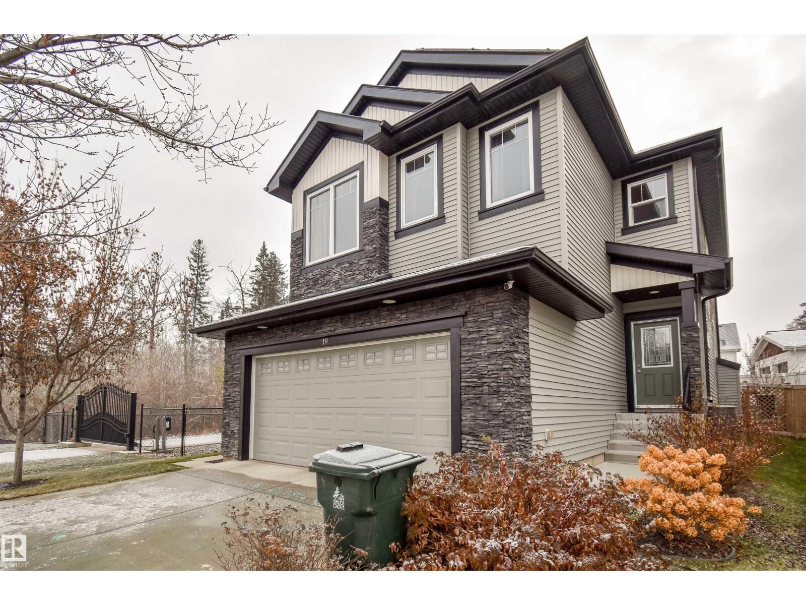 Property Photo: 19 Meadowgrove Ln AB T7X 0W2