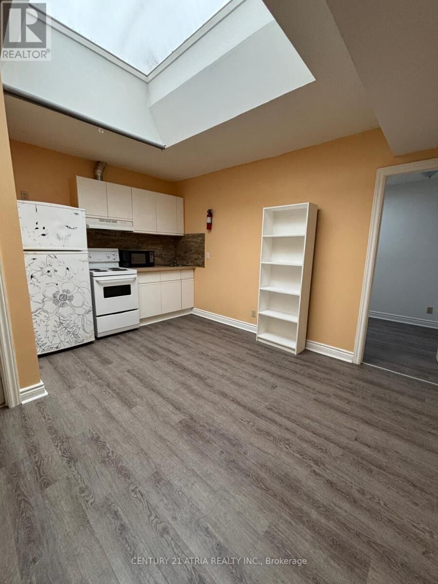 Property Photo:  2828 Danforth Avenue Apt 2  ON M4C 1M1 
