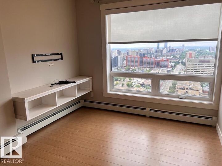 Property Photo:  10410 102 Avenue NW 2004  AB T5J 0E9 