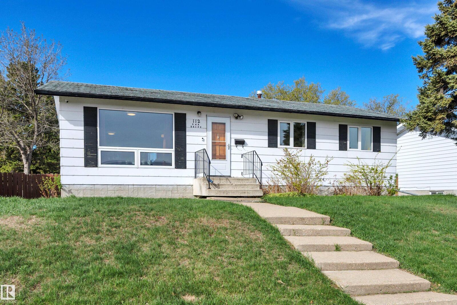 Property Photo:  112 Oak Drive  AB T9A 2E7 
