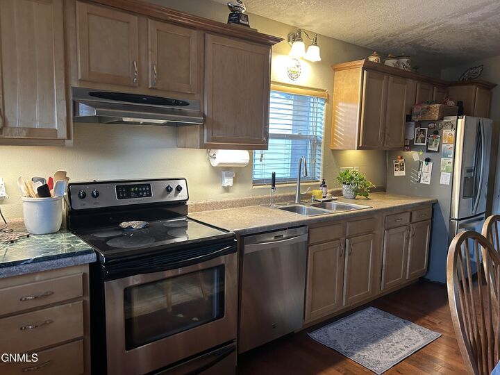 Property Photo:  2516 Skyline Drive NW  ND 58703 