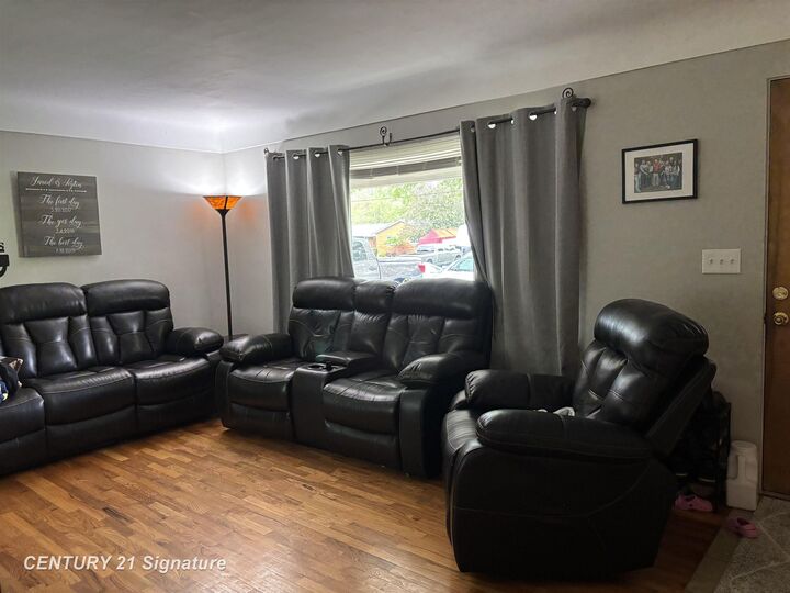 Property Photo:  5 Valentine Court  MI 48638 