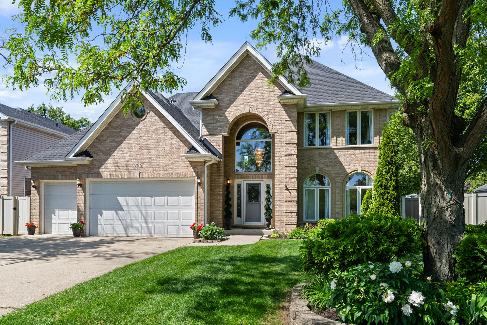 Property Photo:  986 E Red Oak Street  IL 60101 