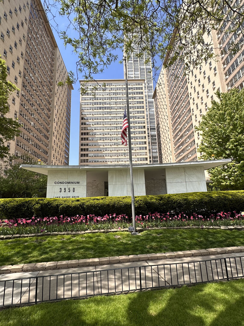 Property Photo: 3950 N Lake Shore Drive 1207 IL 60613
