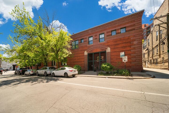 Property Photo: 811 W Aldine Avenue 6S IL 60657