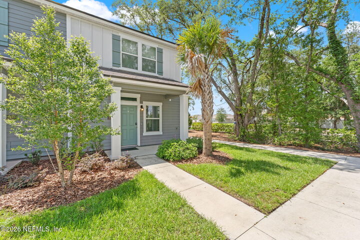 Property Photo: 817 Rivertree Place FL 32068