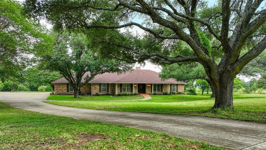 Property Photo:  1113 Mockingbird Circle  TX 75119 