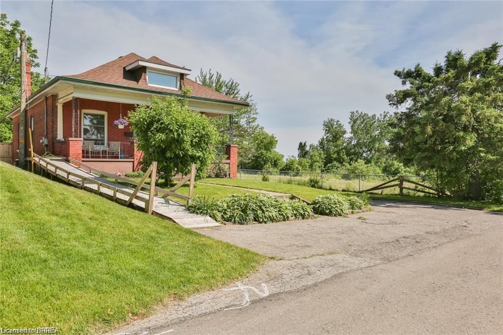 Property Photo: 5 Cloverdale Avenue ON N3R 3X7