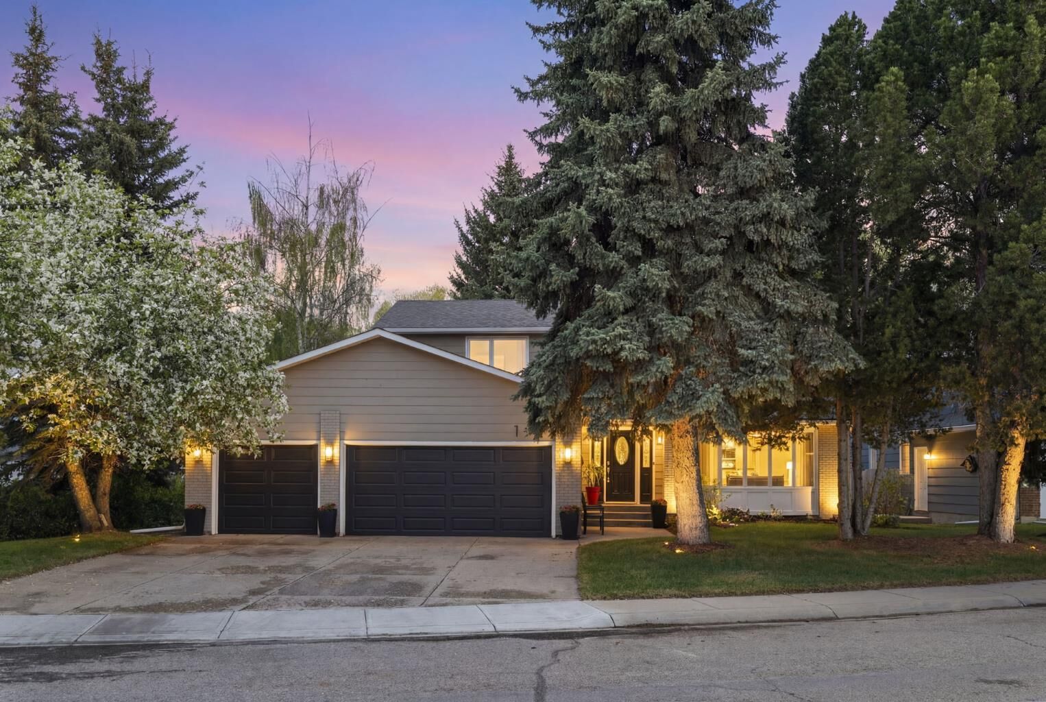 Property Photo:  111 Lake Mead Place SE  AB T2J 3Z7 