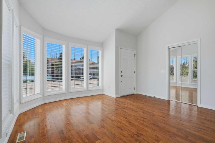 Property Photo:  4 Woodstock Road SW  AB T2W 5V8 
