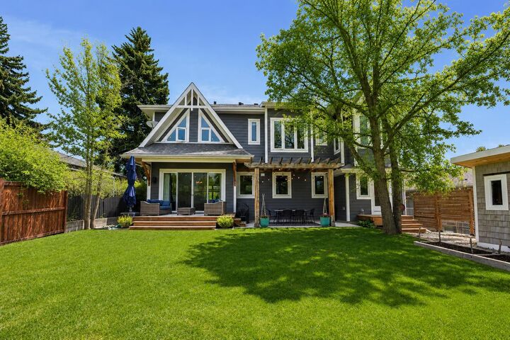 Property Photo:  2223 Glenwood Drive SW  AB T3E 3Y7 